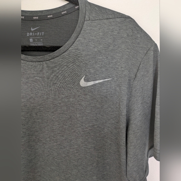 Nike Men's Dri Fit Active Short Sleeve T-shirt Size XL Color Gray - Picture 2 of 5